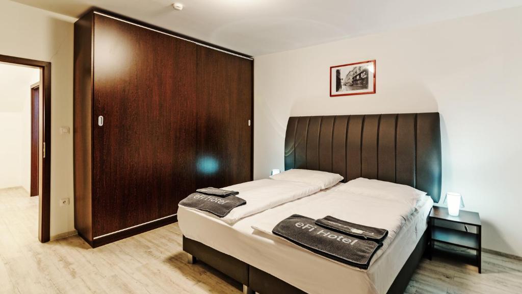 Postel nebo postele na pokoji v ubytování eFi Palace Hotel
