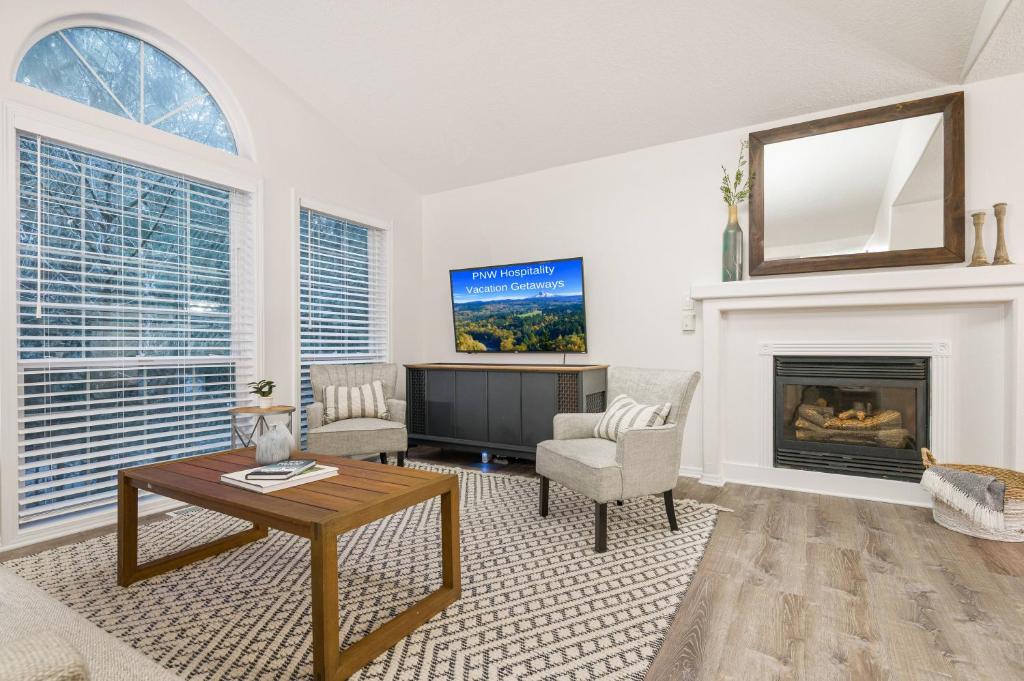 ein Wohnzimmer mit Kamin und Fernseher in der Unterkunft Pet Friendly Retreat Hot Tub & Games On Mt Hood in Mount Hood Village