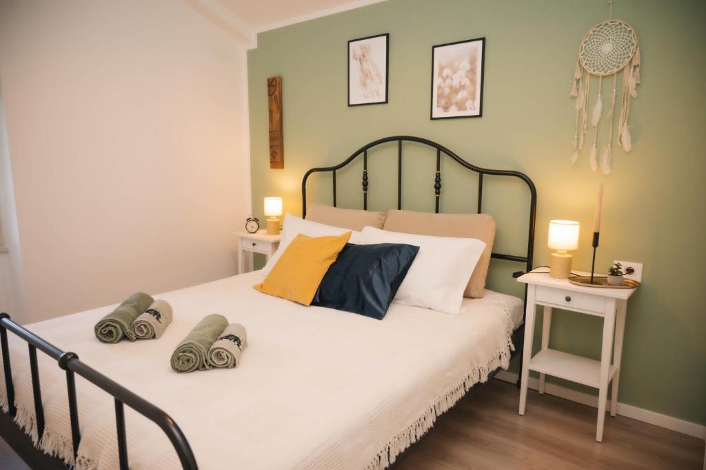 una camera da letto con un letto con cuscini di Casa Quieto a Motovun (Montona)