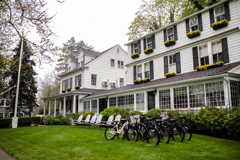 un grupo de bicicletas estacionadas frente a una casa en The Maidstone Inn, en East Hampton