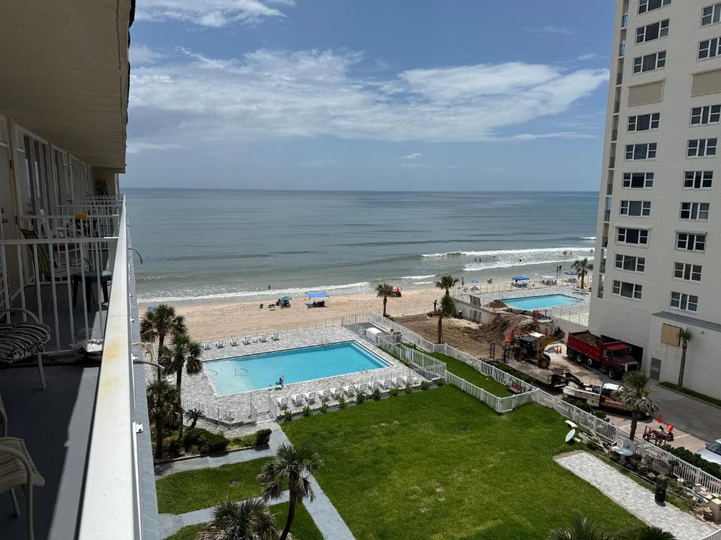 ein Blick auf den Strand vom Balkon eines Gebäudes in der Unterkunft MCM Retro Beachfront Studio Great View, King Bed Remodeled in Daytona Beach