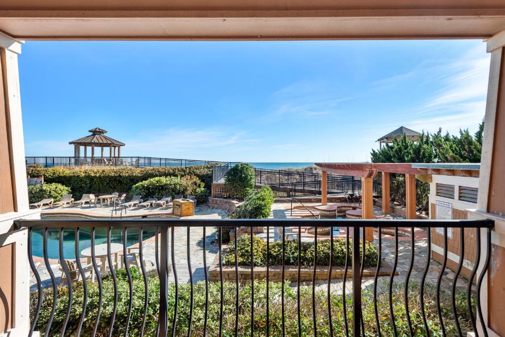 un balcón con vista al mar en Happy Days Formerly Cowabungalow, en Kill Devil Hills