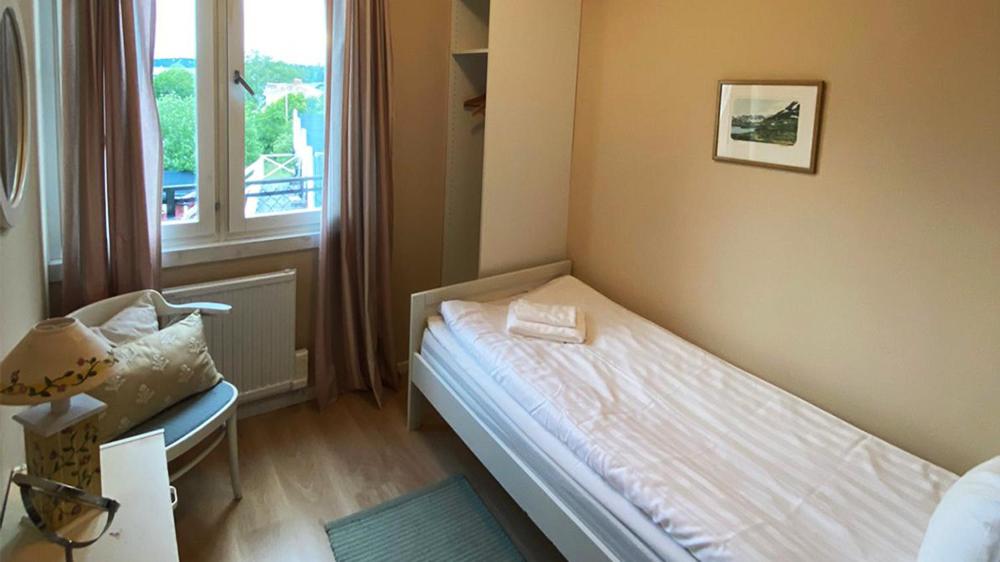 Postel nebo postele na pokoji v ubytování Ljusterö Logi