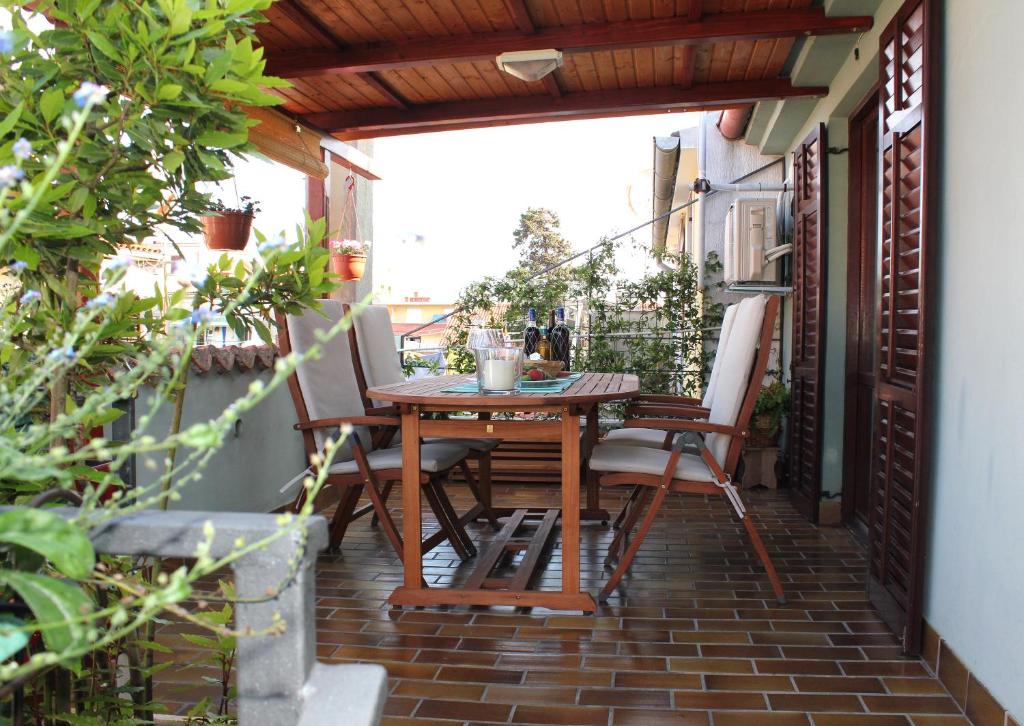 patio con mesa y sillas en el balcón en Apartment Adriana, en Pula