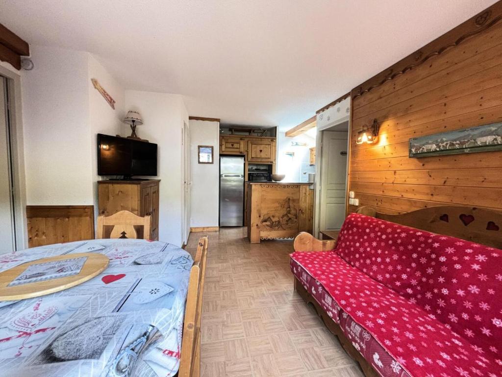 un salon avec une table et un canapé dans l'établissement Les Chalets Des Evettes - Appartement de charme au pied des pistes, dans une résidence avec piscine MAE-2864, à Notre-Dame-de-Bellecombe