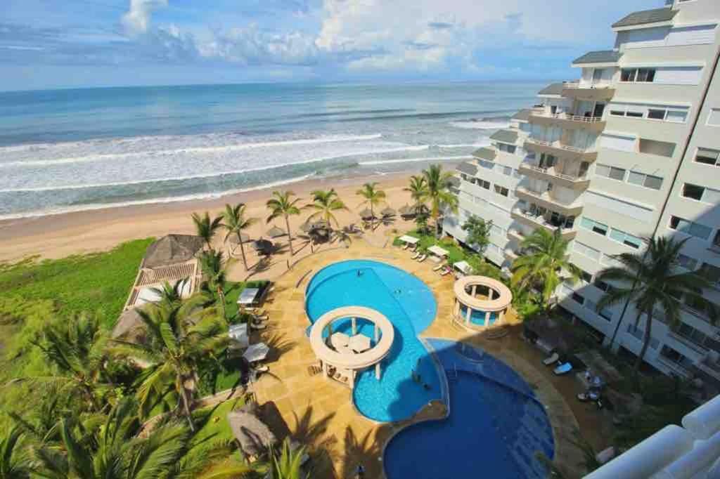 Vista aérea de un complejo turístico con piscina y playa. en Quintas del Mar II, en Mazatlán