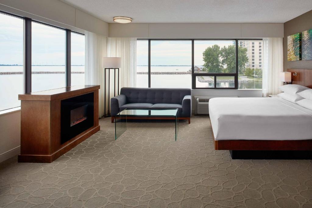 Postel nebo postele na pokoji v ubytování Delta Hotels by Marriott Kingston Waterfront