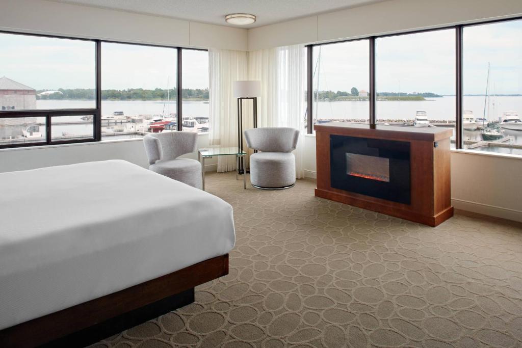 Postel nebo postele na pokoji v ubytování Delta Hotels by Marriott Kingston Waterfront