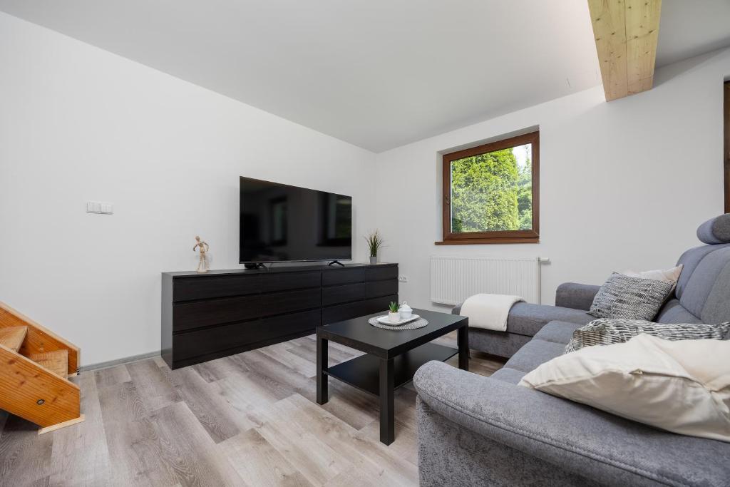 TV a/nebo společenská místnost v ubytování MERTLIN Resort