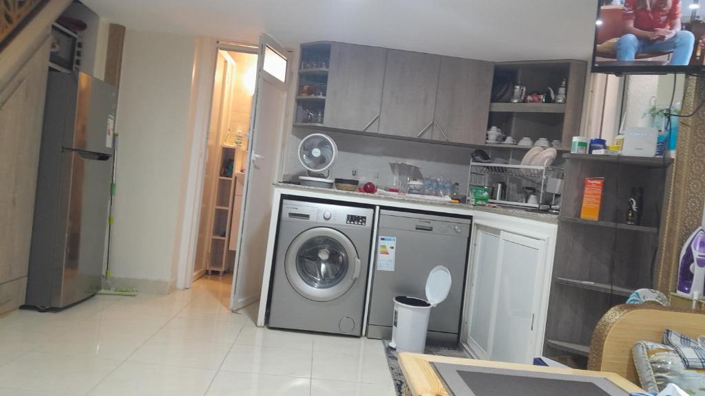 a kitchen with a washer and a washing machine at Studio sympa in Casablanca