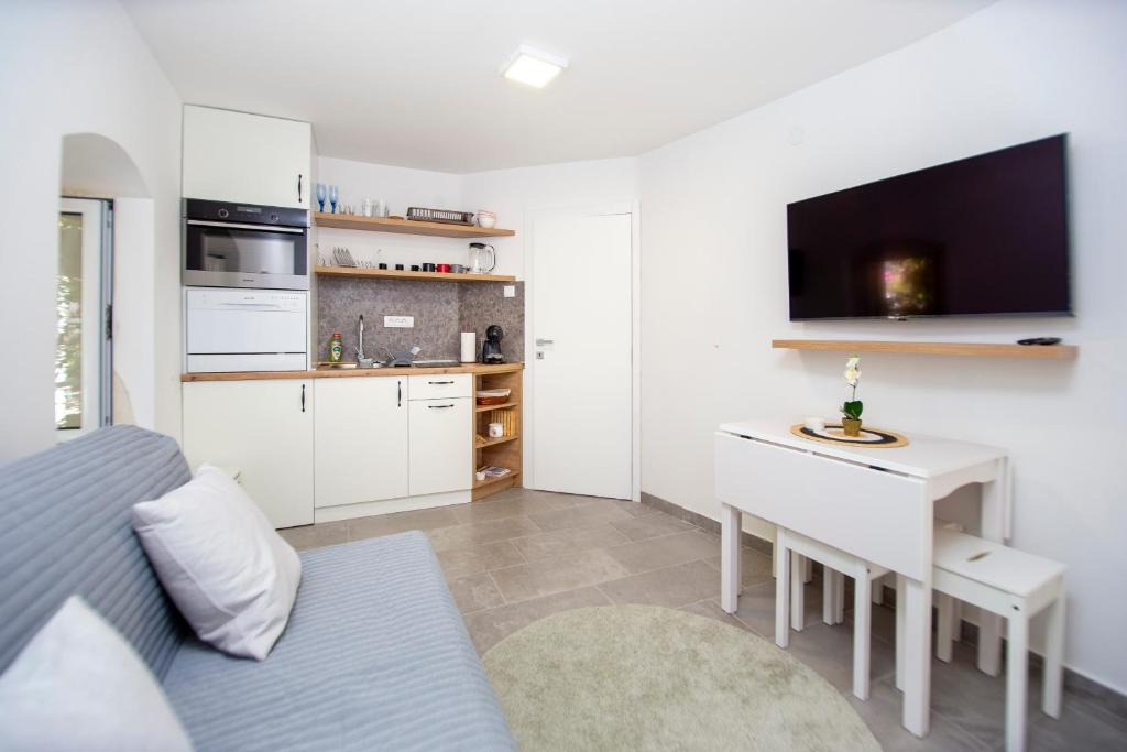 Charming Apartment in The Old Town في بودفا: غرفة معيشة مع سرير ومكتب ومطبخ