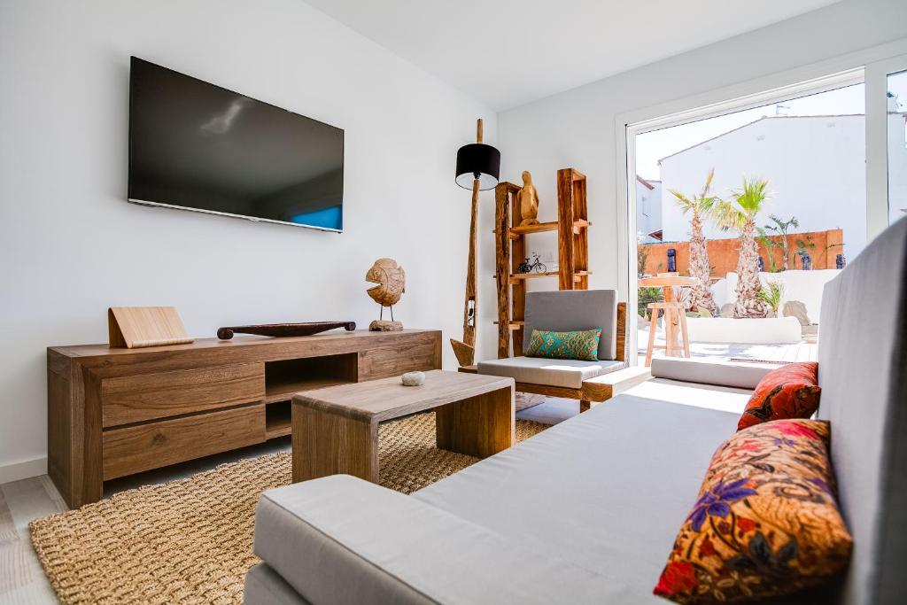 TV a/nebo společenská místnost v ubytování Vista Roses Mar - Villas Batik