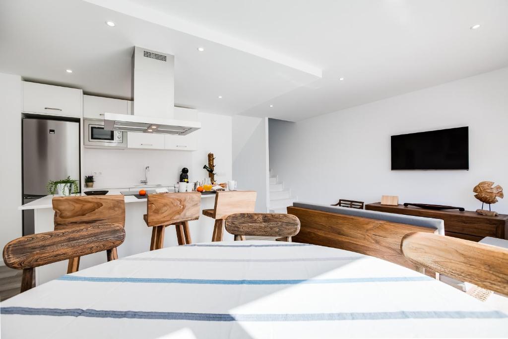 TV a/nebo společenská místnost v ubytování Vista Roses Mar - Villas Batik
