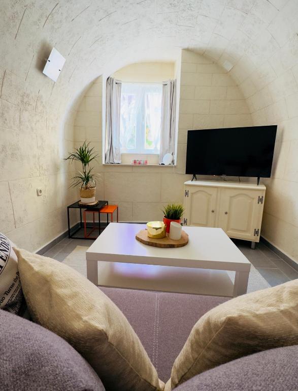 a living room with a couch and a table at Z&D - Korak do mora in Mali Lošinj