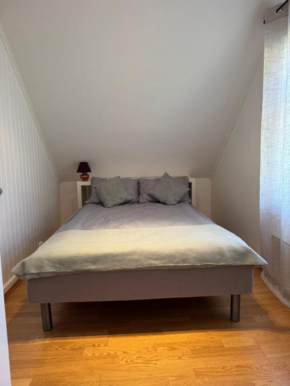 Postel nebo postele na pokoji v ubytování Leilighet Vikeland- single 2 bedrooms apartment