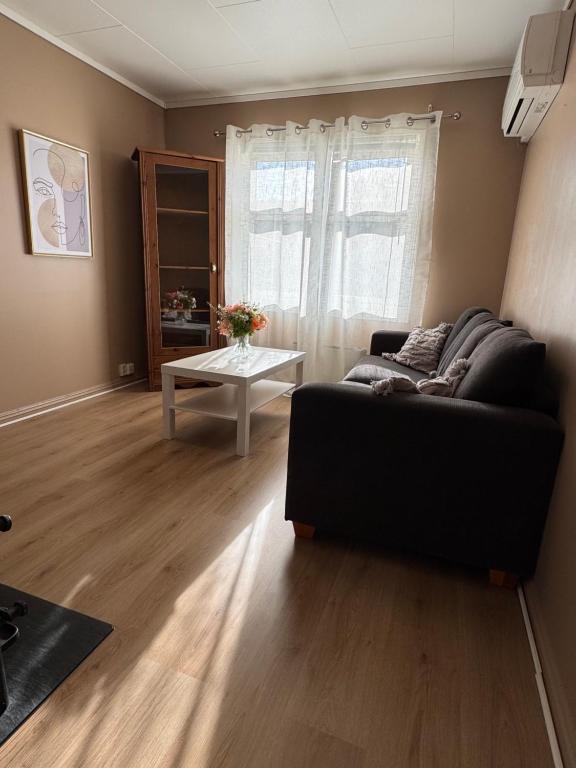 Posezení v ubytování Leilighet Vikeland- single 2 bedrooms apartment