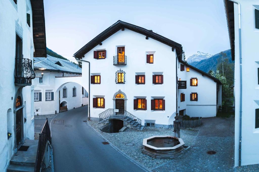 un grande edificio bianco con finestre su strada di Chesa Michel a Bever