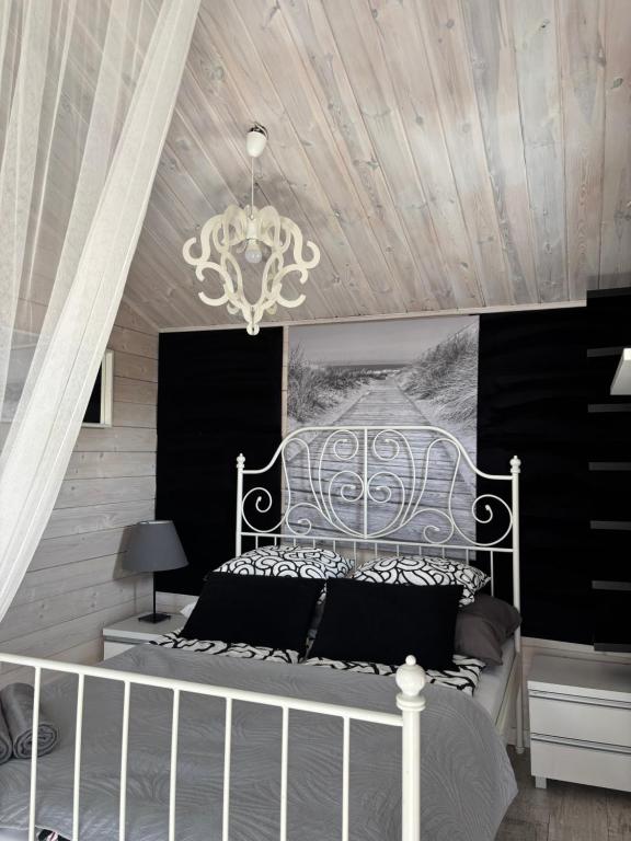 Postel nebo postele na pokoji v ubytování Domki LA MER z własnymi ogródkami- Balia z jacuzzi ,sauna ,rowery, klimatyzacja