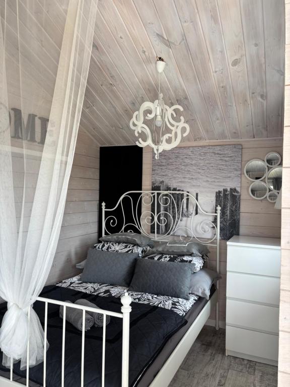 Postel nebo postele na pokoji v ubytování Domki LA MER z własnymi ogródkami- Balia z jacuzzi ,sauna ,rowery, klimatyzacja