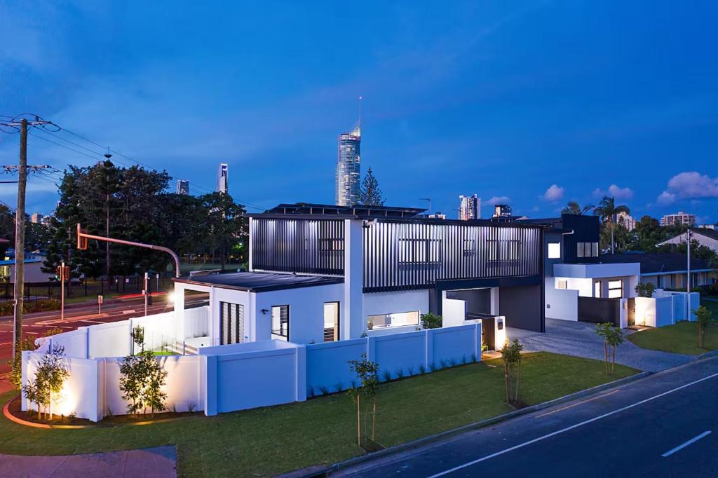 una casa con luces al costado de una calle en Luxe Capri Villa Heated Pool,10-min Walk to Beach, en Gold Coast