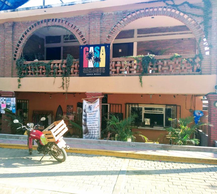 una motocicleta estacionada frente a un edificio en Casa San Agus, en San Agustinillo