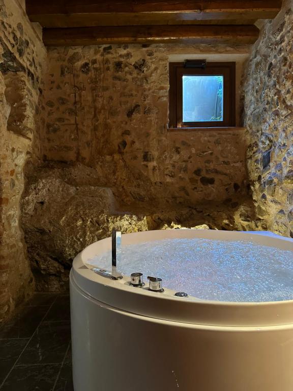 Kúpeľňa v ubytovaní Gratteri Stone Jacuzzi House