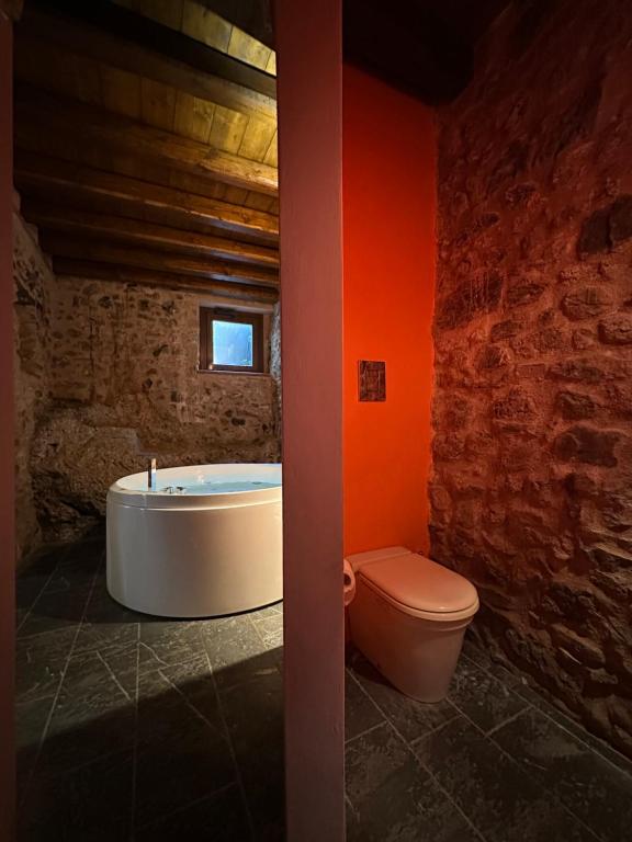 Kúpeľňa v ubytovaní Gratteri Stone Jacuzzi House