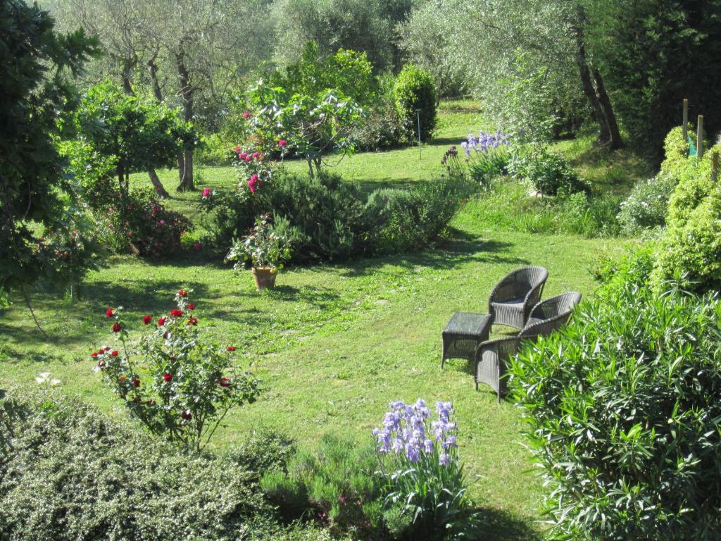 A garden outside A Casa di Lizzy B&B