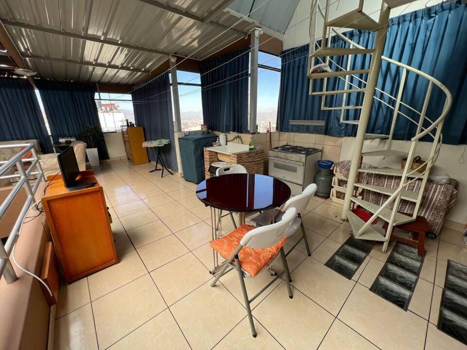 eine Küche mit Tisch und Stühlen in einem Zimmer in der Unterkunft Departamento entero dos habitaciones completamente amoblado in Arequipa