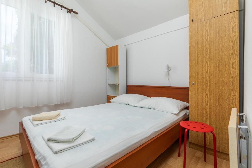 Postel nebo postele na pokoji v ubytování Apartments by the sea Podaca, Makarska - 516
