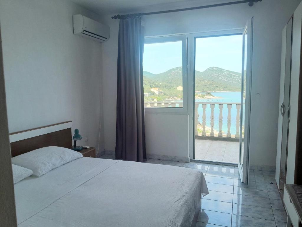 Postel nebo postele na pokoji v ubytování Apartments by the sea Cove Pjestata, Peljesac - 14440