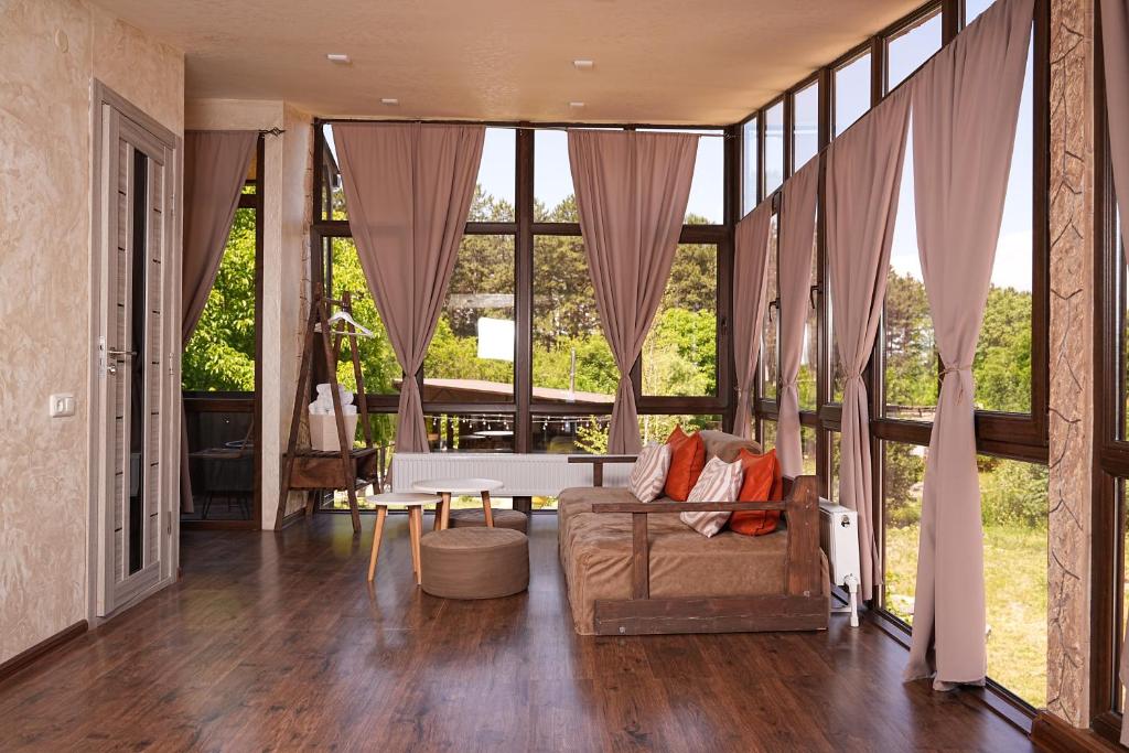 Posezení v ubytování EcoLife Lodge Hotel & Restaurant