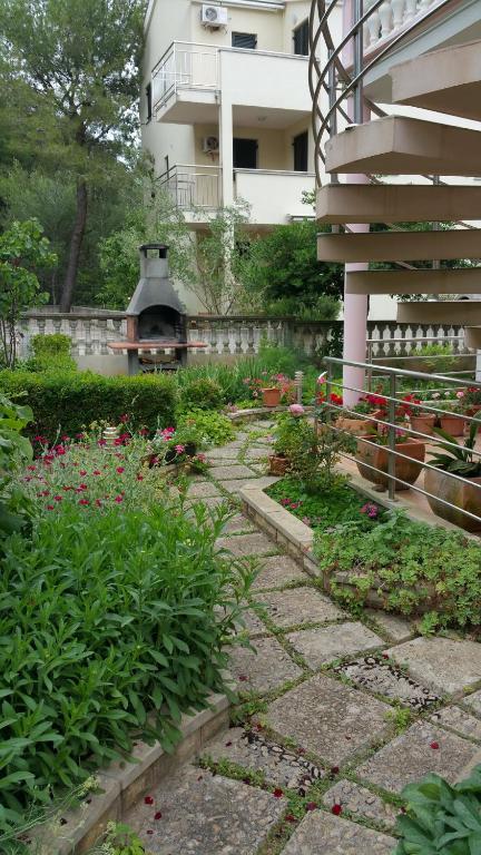 Vonkajšia záhrada v ubytovaní Gardenia Apartments