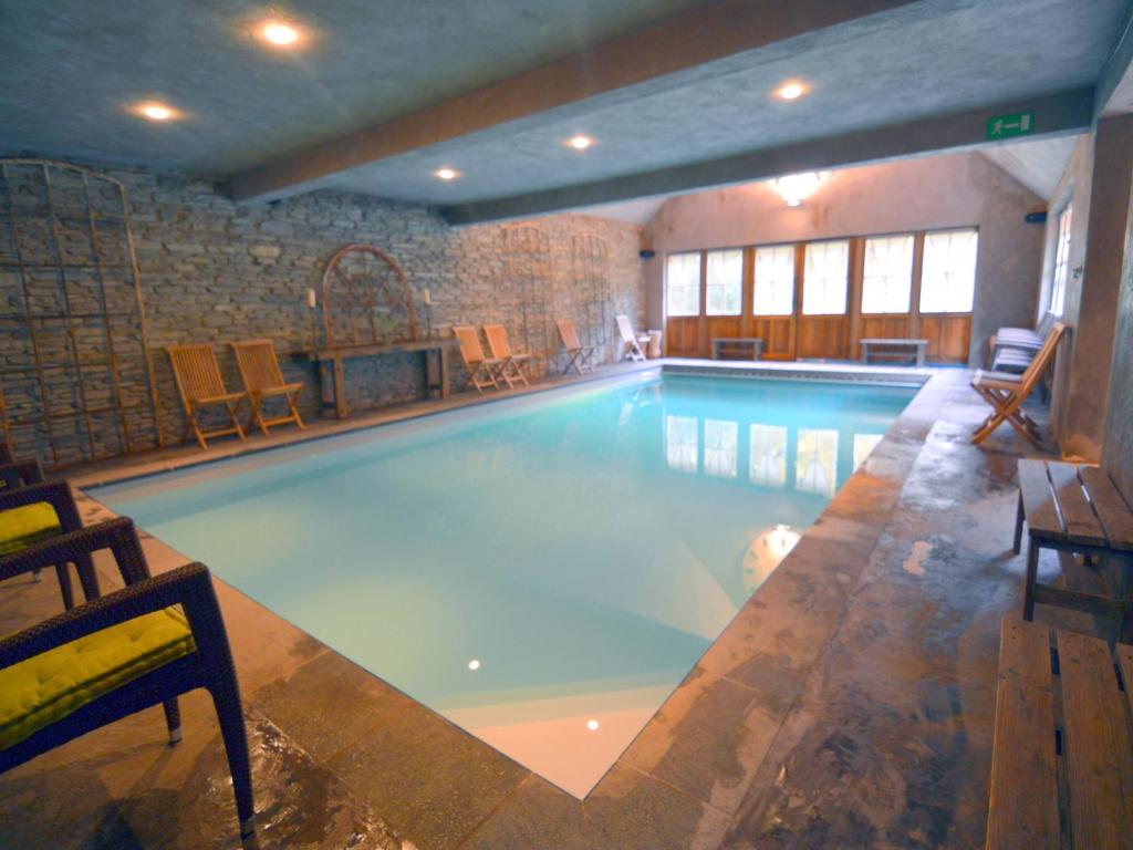 Bazén v ubytování Magnificent Manor in Vresse-Sur-Semois with Sauna nebo v jeho okolí
