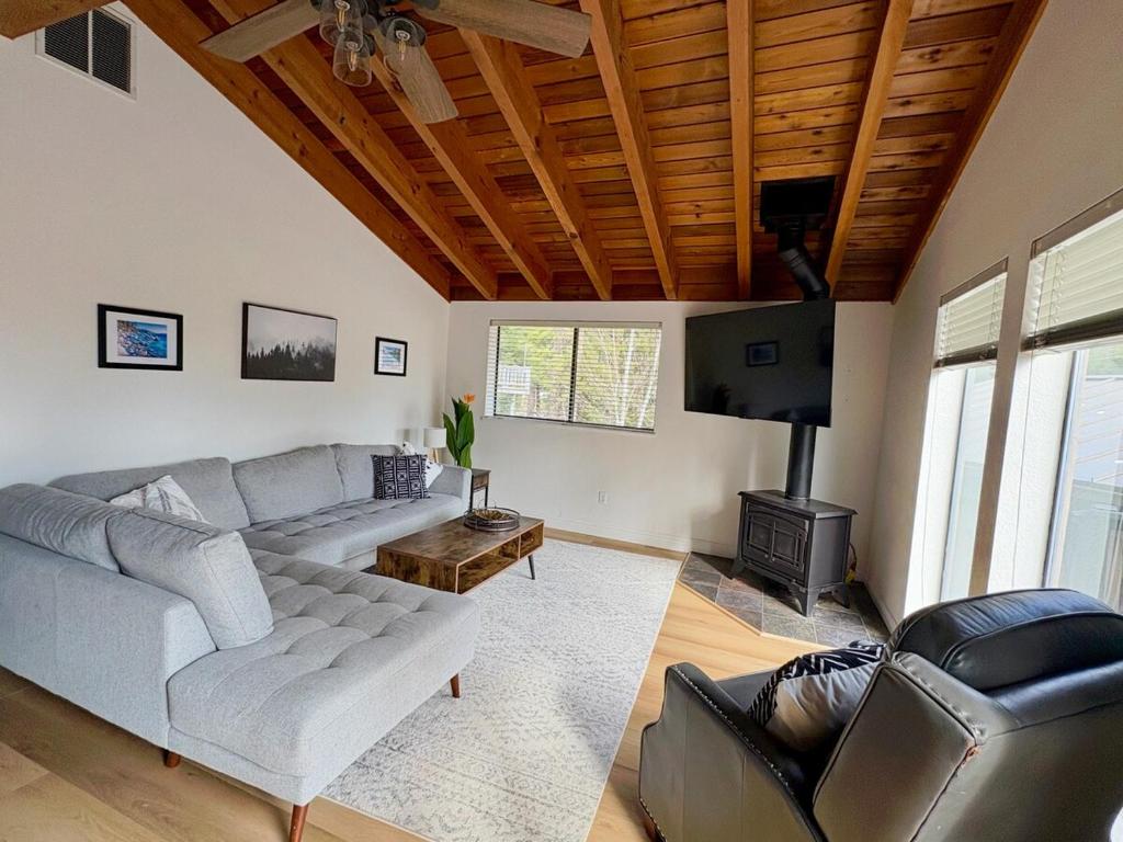 Khu vực ghế ngồi tại Tahoe Peaks & Shores Getaway