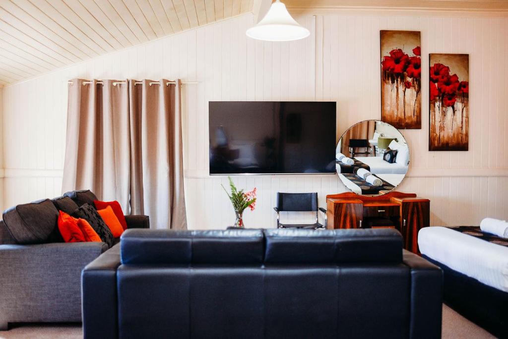 TV a/nebo společenská místnost v ubytování Maleny Hotel