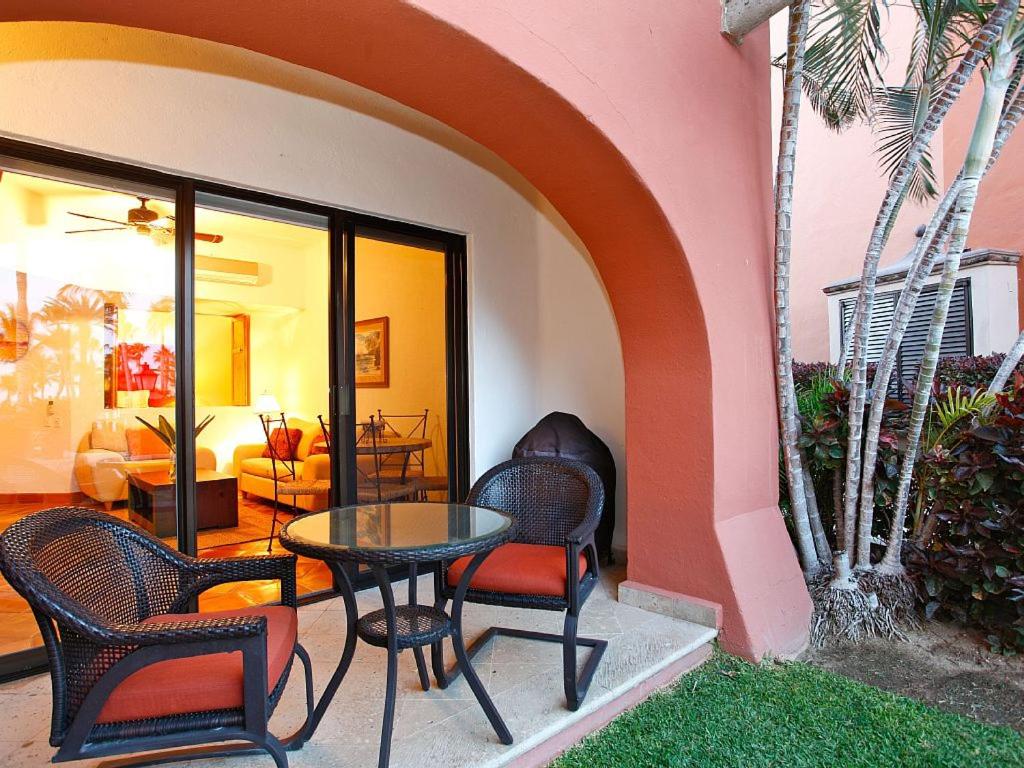 een patio met een tafel en stoelen en een kamer bij Casa Del Mar Los Cabos in San José del Cabo