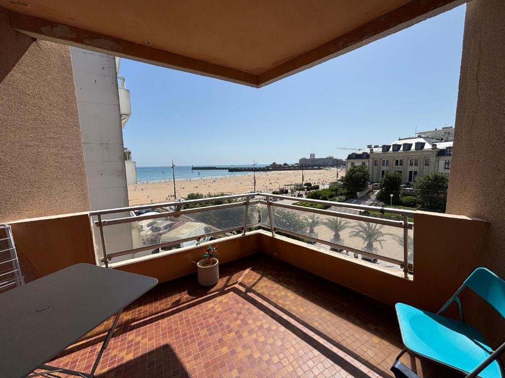 Elle comprend un balcon offrant une vue sur la plage. dans l'établissement Studio face mer avec garage et proche centre ville, plage, commerces - FR-1-197-486, à Les Sables-dʼOlonne