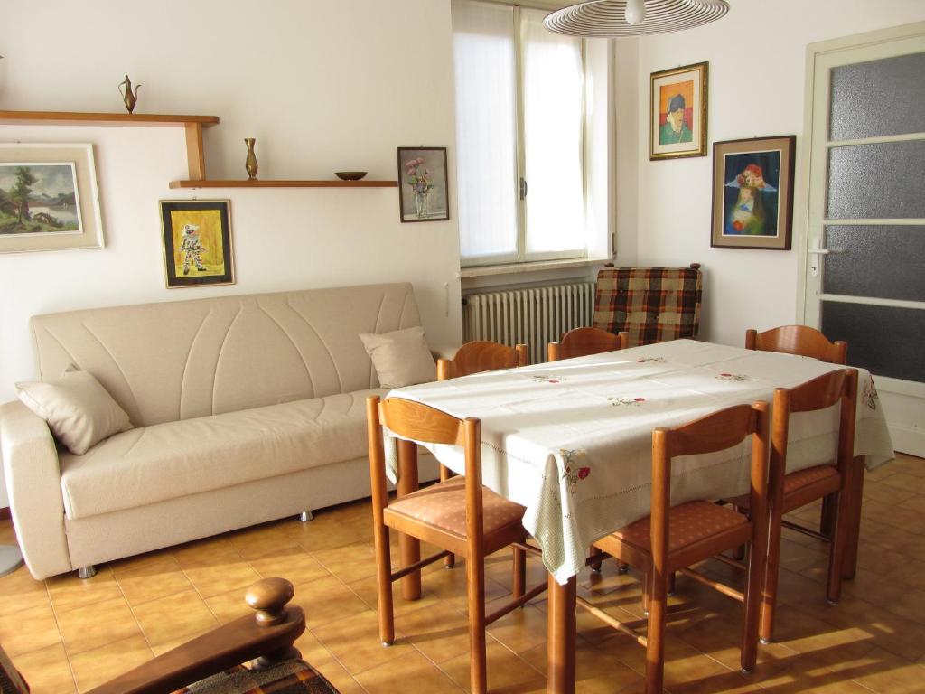 een woonkamer met een tafel en een bank bij Appartamento Maglio in Canzo