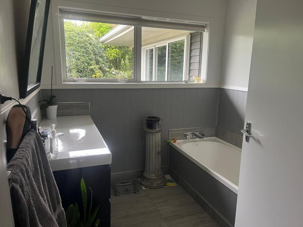 6 bedrooms, Close to rowing, Velodrome, field days - Resim 3