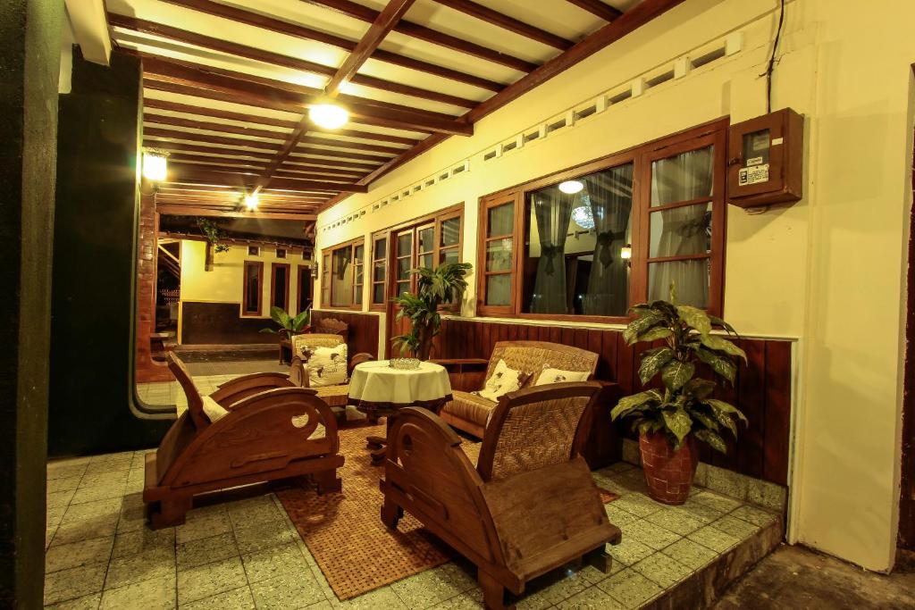 Posezení v ubytování Griya Langen Guesthouse