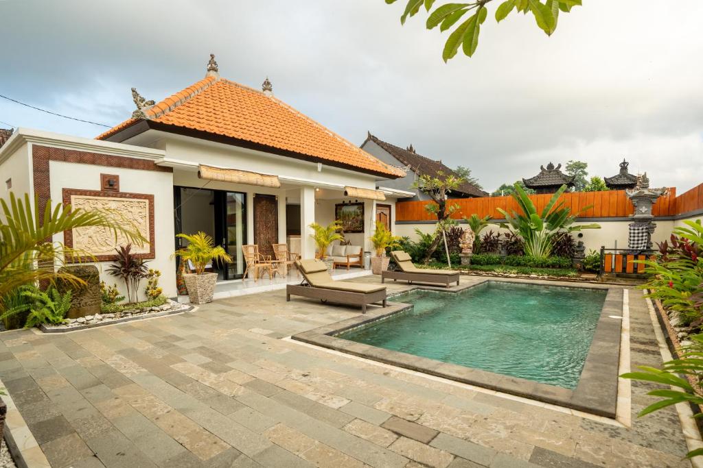 una villa con piscina e una casa di Pondok Manik Uma a Tabanan