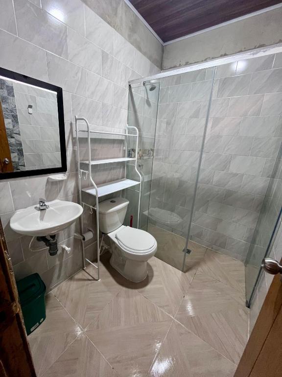 Uma casa de banho em Apartaestudio, fresco y cómodo