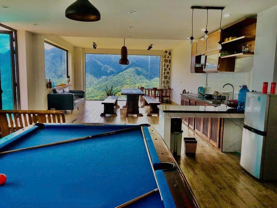 een pooltafel in een woonkamer met uitzicht bij 1579 Sa Pa in Sa Pa