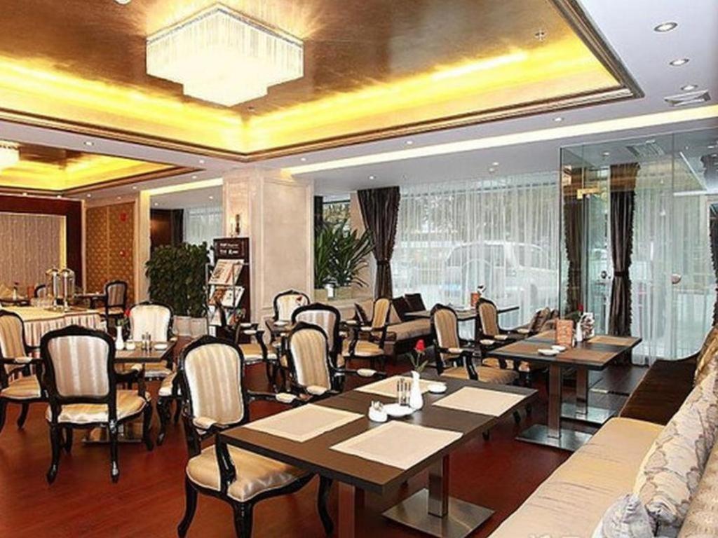 un restaurant avec des tables et des chaises dans une salle dans l'établissement Yunhai Hotel Zhuhai, à Zhuhai