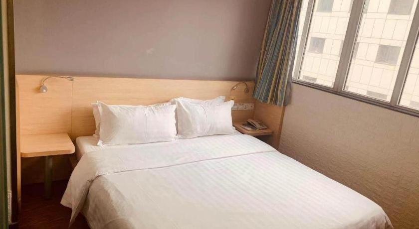 7 Days Inn Chengdu North Railway Metro Station客房内的一张或多张床位