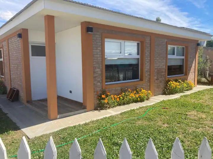 een huis met een groene slang ervoor bij Casa Lago Argentino in El Calafate