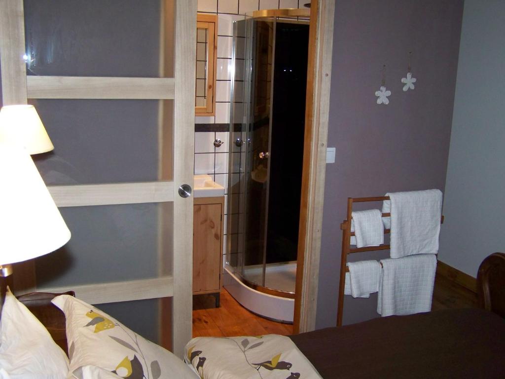 Koupelna v ubytování Chambre d'Hôtes les 3 Cochons d'Olt