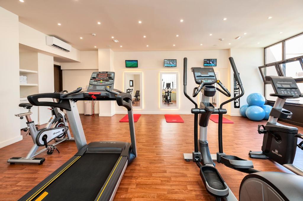 Fitness centrum a/nebo fitness zařízení v ubytování Civitel Akali Hotel