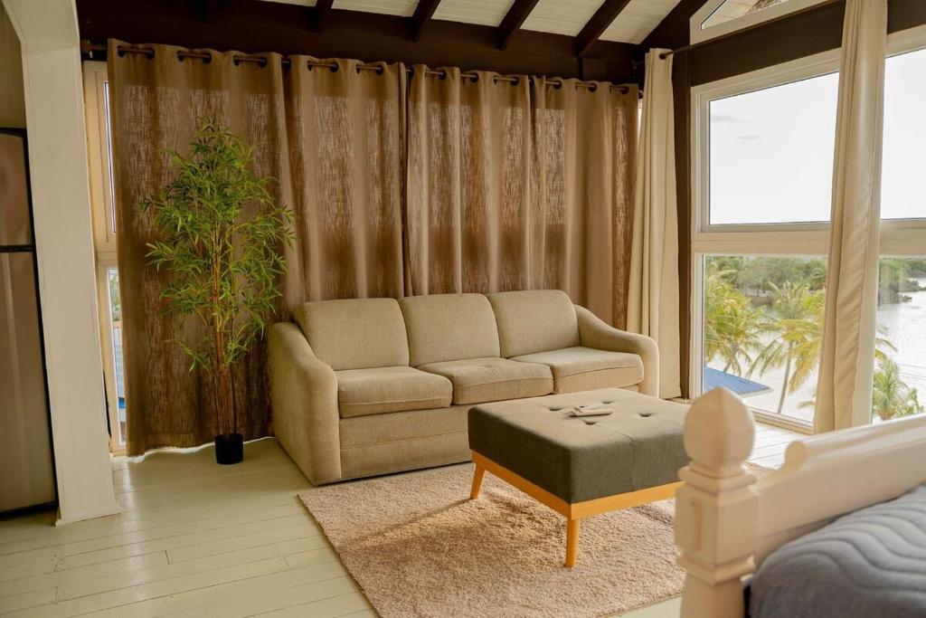 Posezení v ubytování Bay view Penthouse Luxury view in West End